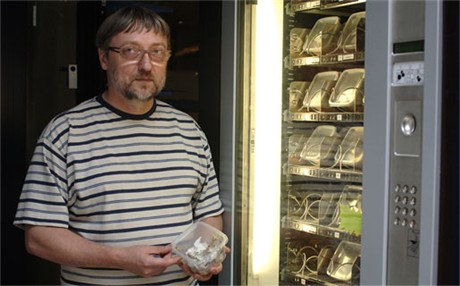 Dierenspeciaalzaak uit Sint-Niklaas lanceert insectenautomaat