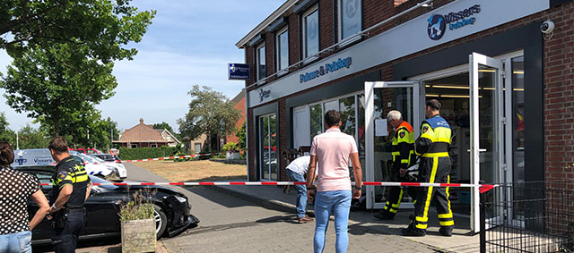 Tesla rijdt tegen gevel Vissers Petshop & Petcare in Hoogerheide (met foto’s)