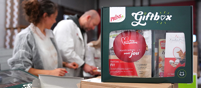 Prins Foundation schenkt honderden kerstpakketten